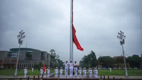 Lễ treo cờ rủ Quốc tang nguyên Chủ tịch nước Trần Đức Lương tại Quảng trường Ba Đình