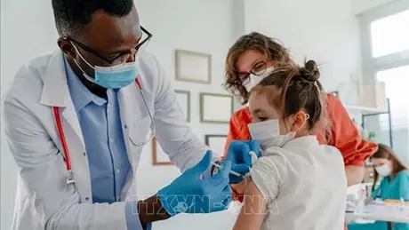 CDC Mỹ bỏ khuyến cáo tiêm vaccine ngừa COVID-19 với trẻ em và thai phụ khỏe mạnh