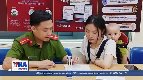 Bé theo mẹ đi đăng ký tạm trú