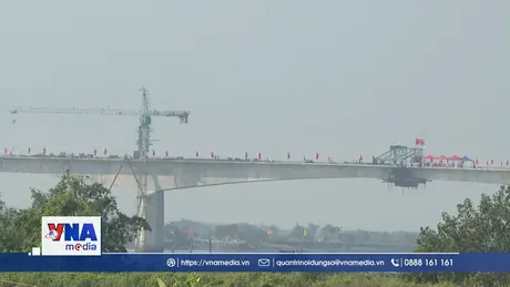 Hợp long cầu vượt sông Đáy trên trục đường bộ ven biển nối Ninh Bình-Nam Định