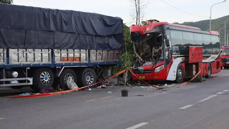 Va chạm giữa xe khách và xe tải, 06 người thương vong