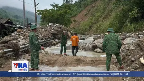 Mưa lớn gây sạt lở nghiêm trọng, giao thông tê liệt trên Quốc lộ 16