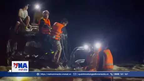 Cứu hộ kịp thời 4 người dân bị mắc kẹt giữa dòng nước lũ trong rừng