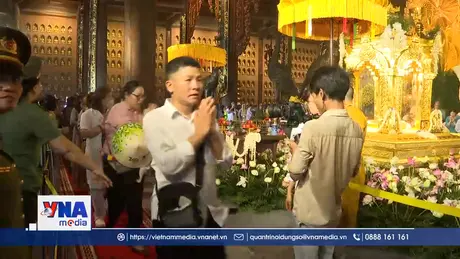 Hàng nghìn người dân tới chiêm bái xá lợi Đức Phật