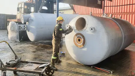 Giấu lô thuốc lá lậu số lượng lớn vào 2 bồn thép rỗng, sau đó hàn kín lại