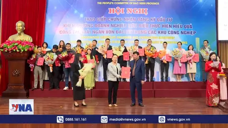 Trao giấy chứng nhận đầu tư số vốn gần 1,1 tỷ USD cho các dự án