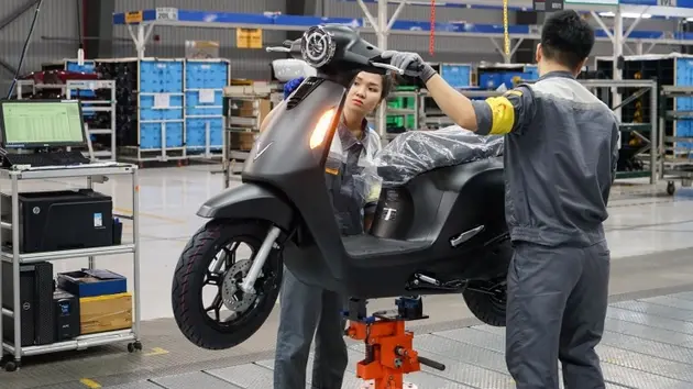 Chủ tịch Hà Nội: Chuyển xe xăng sang xe máy điện để đô thị lành mạnh hơn