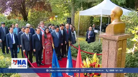 Thủ tướng dâng hoa tưởng niệm Chủ tịch Hồ Chí Minh tại Pháp