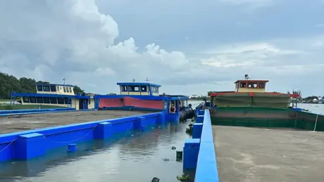 Thủy đoàn II - Cục Cảnh sát giao thông phối hợp bắt giữ 05 phương tiện và 17 người có liên quan đến khai thác, vận chuyển cát trái phép