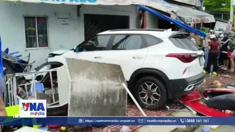 Ô tô đâm vào nhà dân làm 3 người thương vong