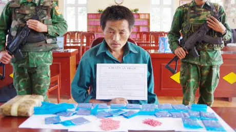 Bắt giữ đối tượng mua bán 12.000 viên ma túy tổng hợp

