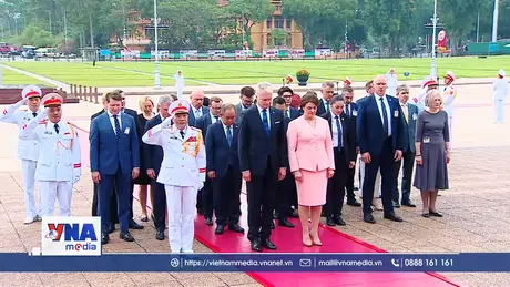 Tổng thống Litva vào Lăng viếng Chủ tịch Hồ Chí Minh