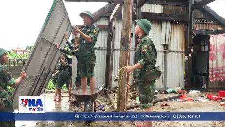 Bộ đội Hà Tĩnh hỗ trợ người dân khắc phục hậu quả thiên tai