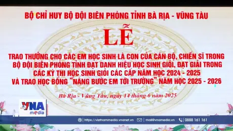  Bộ đội Biên phòng trao học bổng Nâng bước em tới trường