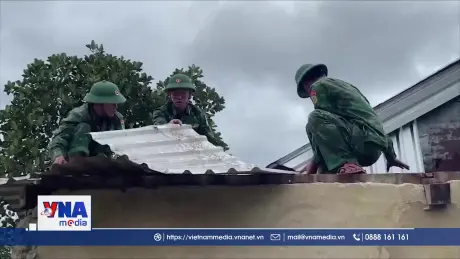 Hỗ trợ người dân A Lưới khắc phục hậu quả do giông lốc