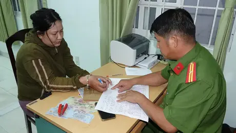 Bắt đối tượng chuyên đi cướp giật vé số của người tàn tật, trẻ em
