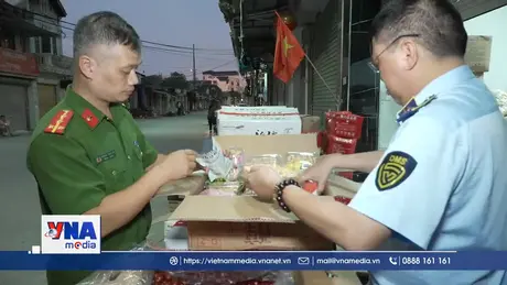 Phát hiện thu giữ hơn 60 thùng kẹo socola, táo đỏ không rõ nguồn gốc