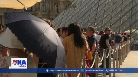 Hàng nghìn du khách mắc kẹt do Bảo tàng Louvre đóng cửa