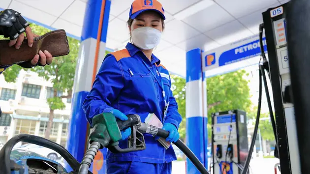 Giá xăng dầu bật tăng mạnh, có loại tăng gần 1.500 đồng/lít
