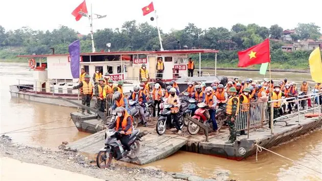 Tái thiết lập cầu phao Phong Châu (Phú Thọ) phục vụ người dân