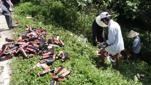 Vụ ngàn chai nước mắm bị vứt ven đường: Triệu tập 2 người lên làm việc