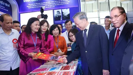 Tổng Bí thư và các lãnh đạo Đảng, Nhà nước thăm gian trưng bày của TTXVN