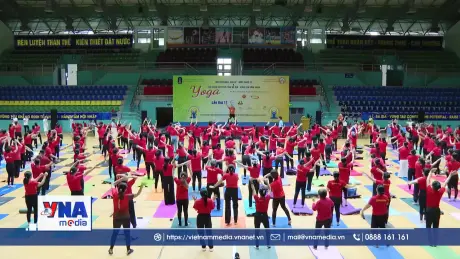Hàng trăm tín đồ Yoga hòa nhịp hưởng ứng Ngày Quốc Tế Yoga