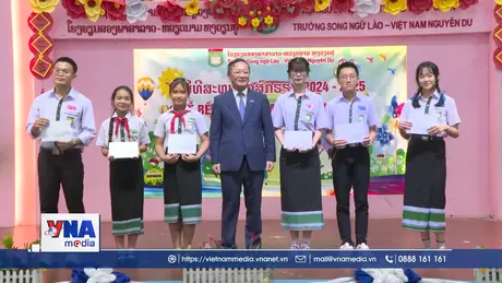 Trang trọng Lễ bế giảng tại Trường song ngữ Lào-Việt Nam