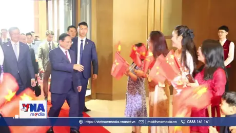 Lưu học sinh Việt Nam đón Thủ tướng tại Thiên Tân
