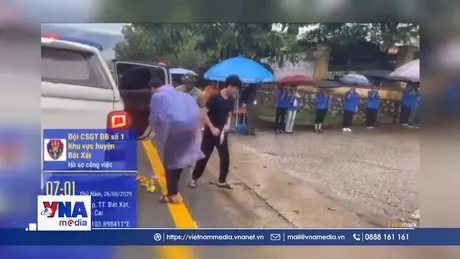 CSGT Lào Cai kịp thời hỗ trợ thí sinh đến điểm thi an toàn