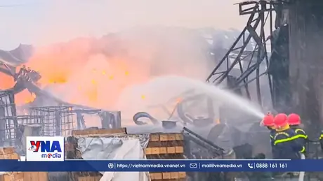 Vẫn đang cháy lớn tại xưởng tái chế phế thải ở Hưng Yên