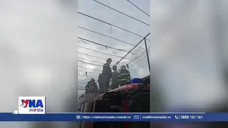 Dập tắt đám cháy kho xưởng nằm giữa khu dân cư ở TP.HCM