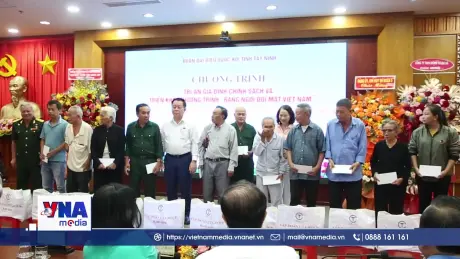 Trưởng Ban Tuyên giáo và Dân vận T.Ư tặng quà gia đình chính sách