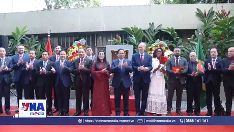 Thủ tướng dâng hoa tưởng niệm Chủ tịch Hồ Chí Minh ở Brazil