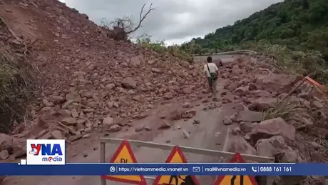 Sạt lở đất gây ách tắc giao thông trên Quốc lộ 15D