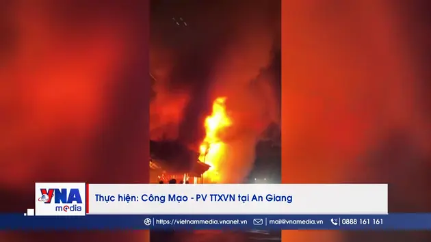 Giải cứu kịp thời bé trai mắc kẹt trong ngôi nhà cháy