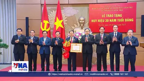 Chủ tịch Quốc hội dự lễ trao huy hiệu 30 năm tuổi Đảng