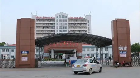 Bệnh viện Đa khoa tỉnh Ninh Bình cấp cứu các nạn nhân trong vụ tai nạn giao thông trên đường cao tốc
