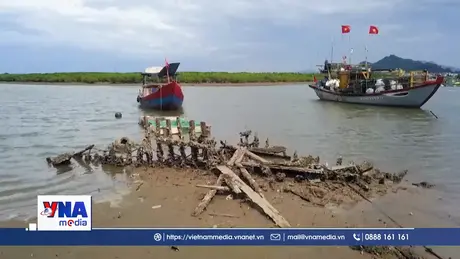 Hàng loạt xác tàu hư hỏng án ngữ cửa biển Hà Tĩnh