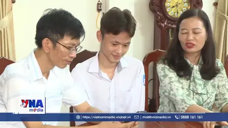 Nghị lực vượt khó của 2 thủ khoa khối A00 Hưng Yên