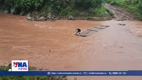 Người dân liều mình đi bè tre qua suối lũ ở Điện Biên