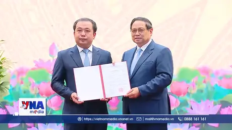 Trao Quyết định giao quyền Bộ trưởng Bộ Nông nghiệp và Môi trường