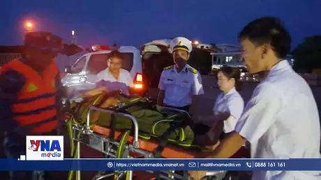 Cấp cứu thành công 2 thuyền viên về đất liền