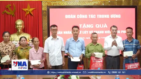 Trưởng ban Tổ chức Trung ương thăm hỏi gia đình chính sách tại Hà Tĩnh