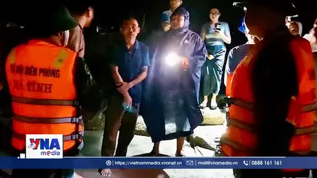 Hà Tĩnh cứu 34 người trên tàu chìm ở biển Thiên Cầm vào bờ an toàn