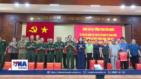 Bộ trưởng Bộ Quốc phòng thăm, tặng quà gia đình chính sách và người có công