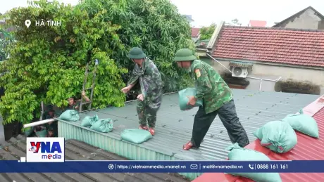 Quân đội hỗ trợ người dân Hà Tĩnh ứng phó bão số 3