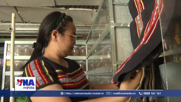 Người phụ nữ S'tiêng thổi hồn nghề truyền thống trên sóc Bom Bo