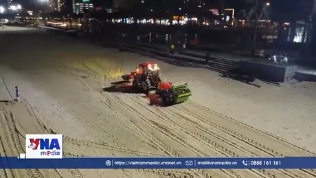 Làm sạch bãi biển Vũng Tàu bằng xe sàng cát tự động