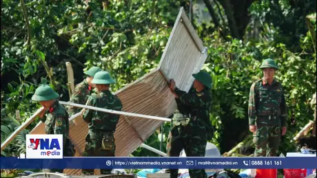 Dông lốc gây sập và tốc mái hàng trăm căn nhà ở Đồng Tháp